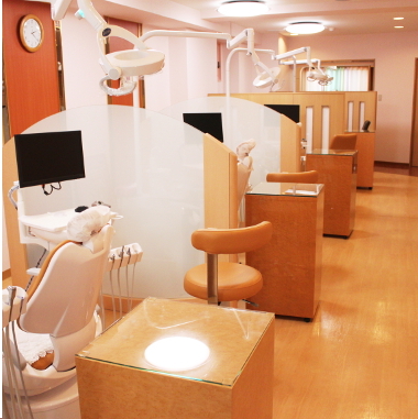 ６台の最新の診察台が並ぶ診察室
